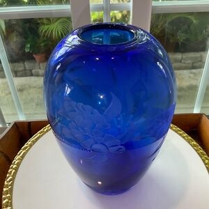 VTG Beautiful Cobalt Blue Etched Honu (Turtles) Hawaiian Vase From Macy’s